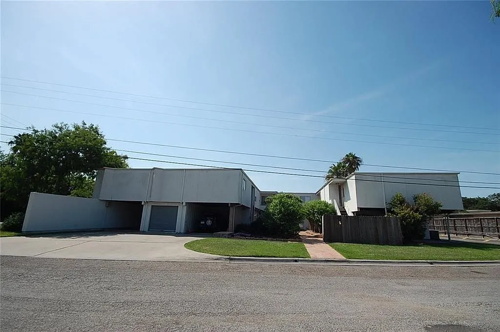 2 bed, 1.5 bath, 7733 sqft, $1,095 — Photo 1