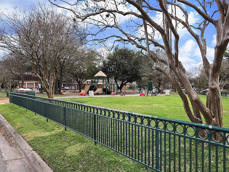 2911 University Blvd — Photo 32