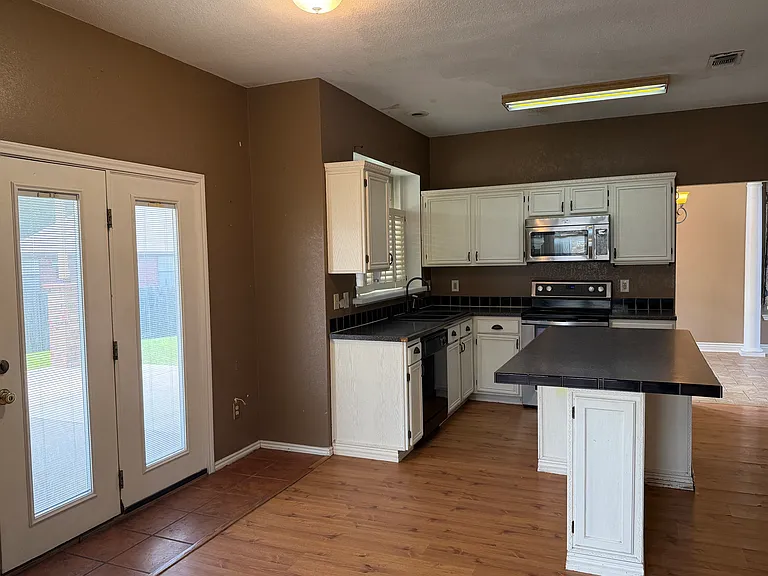 2208 Illinois Dr — Photo 11