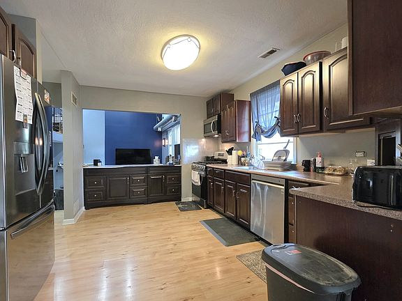 2nd image of 132 W 4th Ave