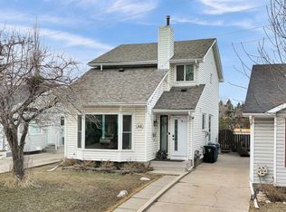 44 S Strathclair Rise SW, Calgary, AB T3H 1G4