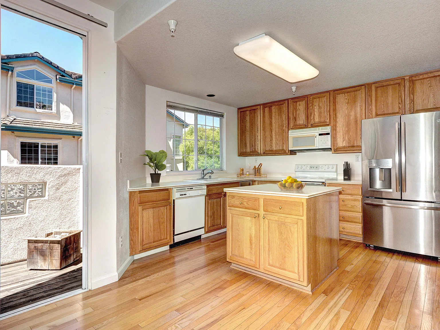 3 bed, 3.5 bath, 2010 sqft, $6,800 — Photo 3