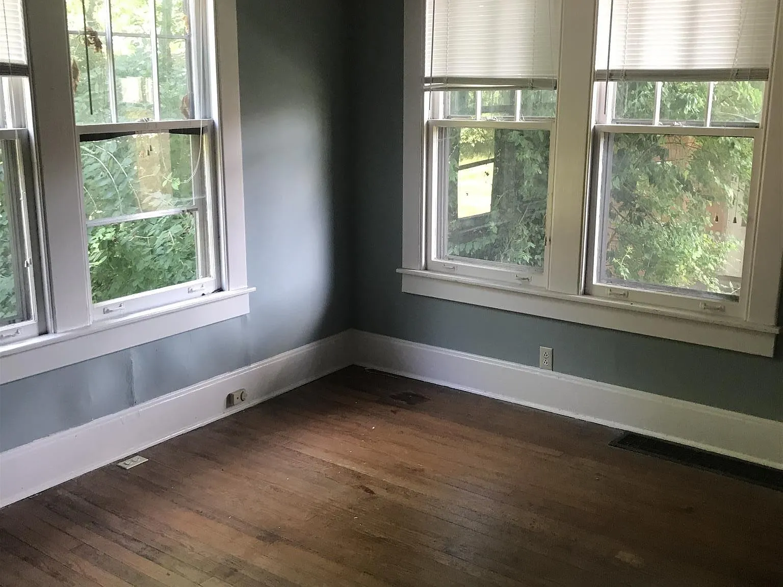 3 bed, 1.0 bath, 1400 sqft, $2,000 — Photo 2