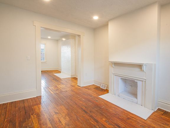 4th image of 206 Center St