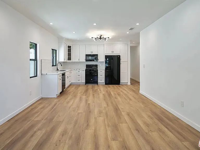 820 N Genesee Ave — Photo 4