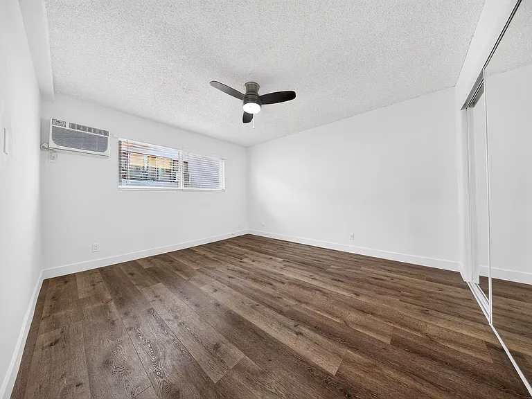 20353 Saticoy St — Photo 27