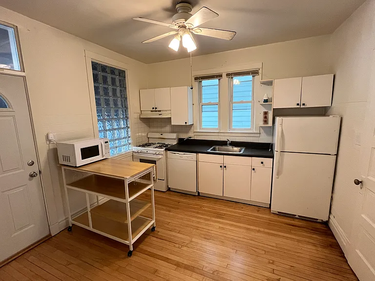 3137 N Hoyne Ave #1F — Photo 1