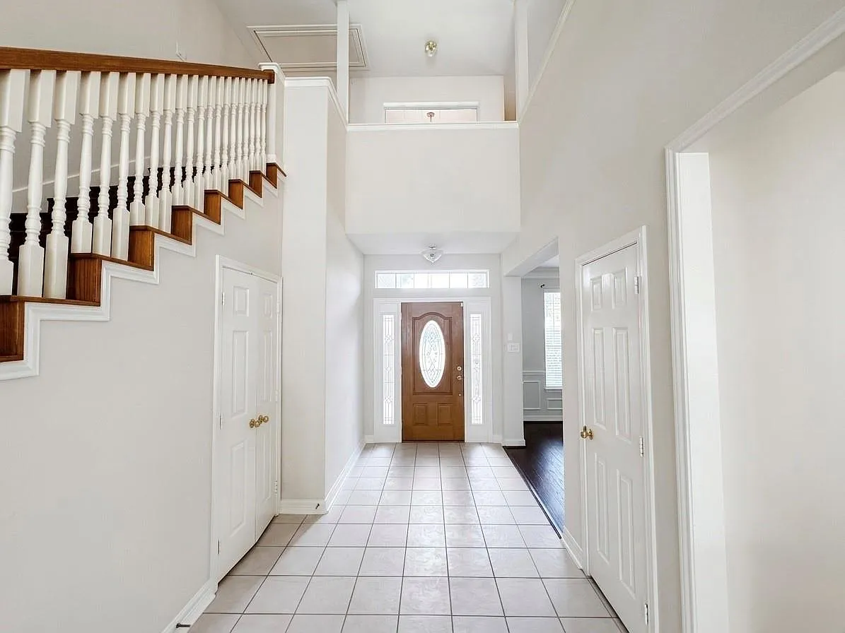 3 bed, 2.5 bath, 2155 sqft, $2,200 — Photo 3