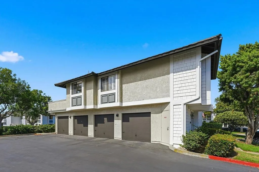 2 bed, 2.0 bath, 1263 sqft, $3,950 — Photo 2