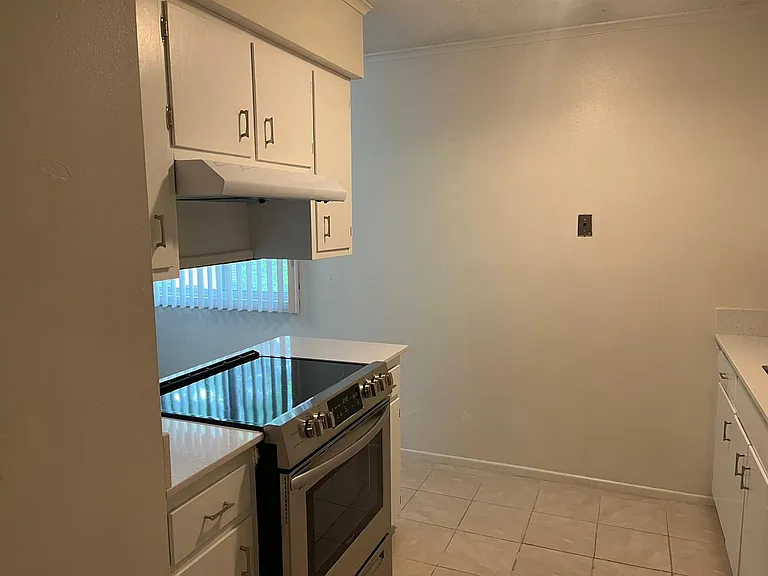 2025 NW Hickory Ln #7 — Photo 2