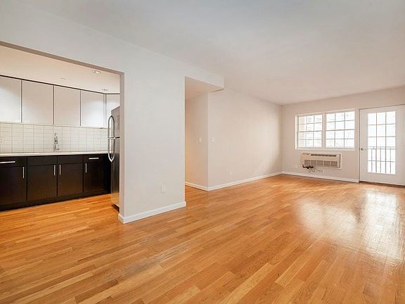 4th image of 90 Sullivan Pl Ste A