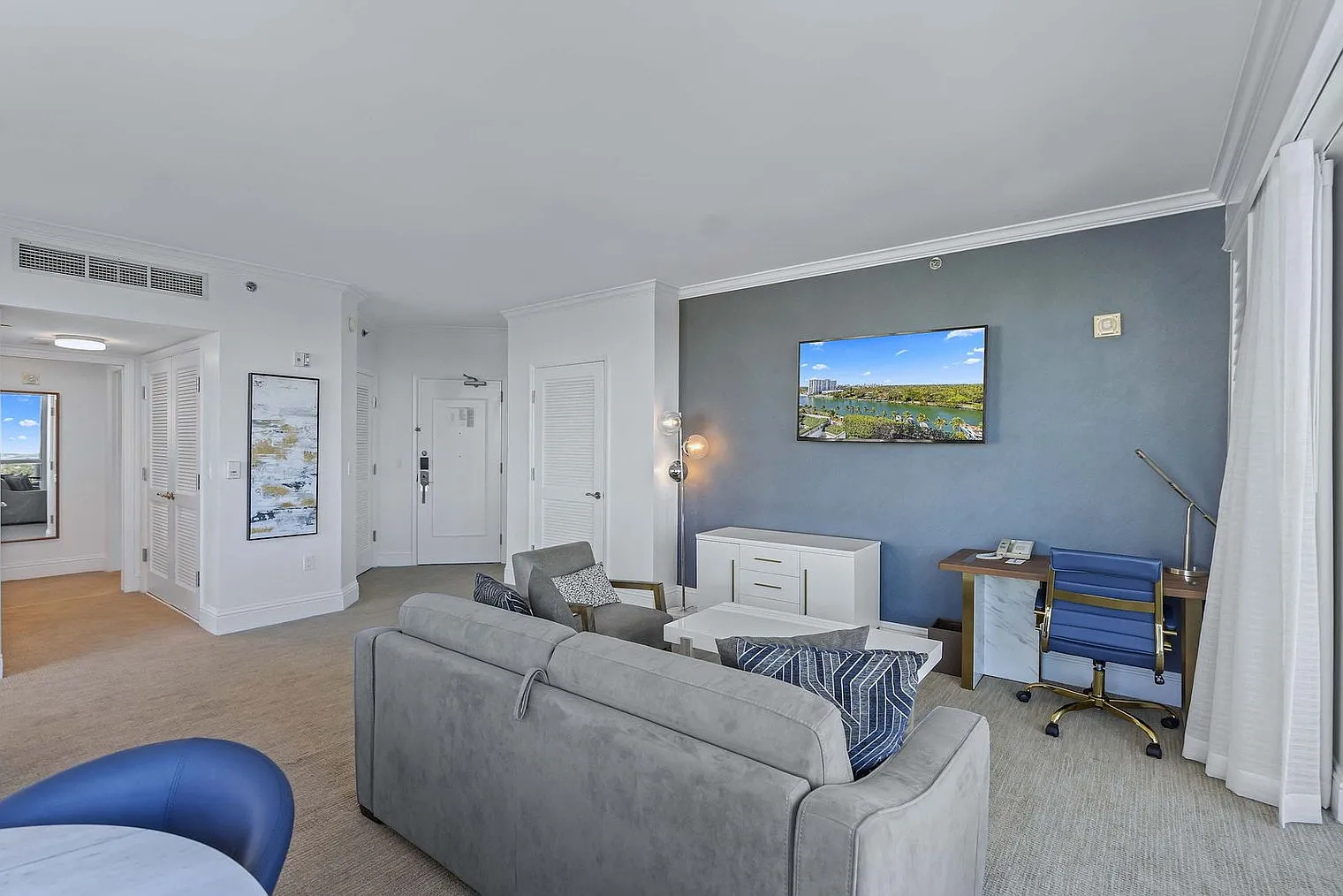 1 bed, 1.0 bath, 979 sqft, $6,990 — Photo 2