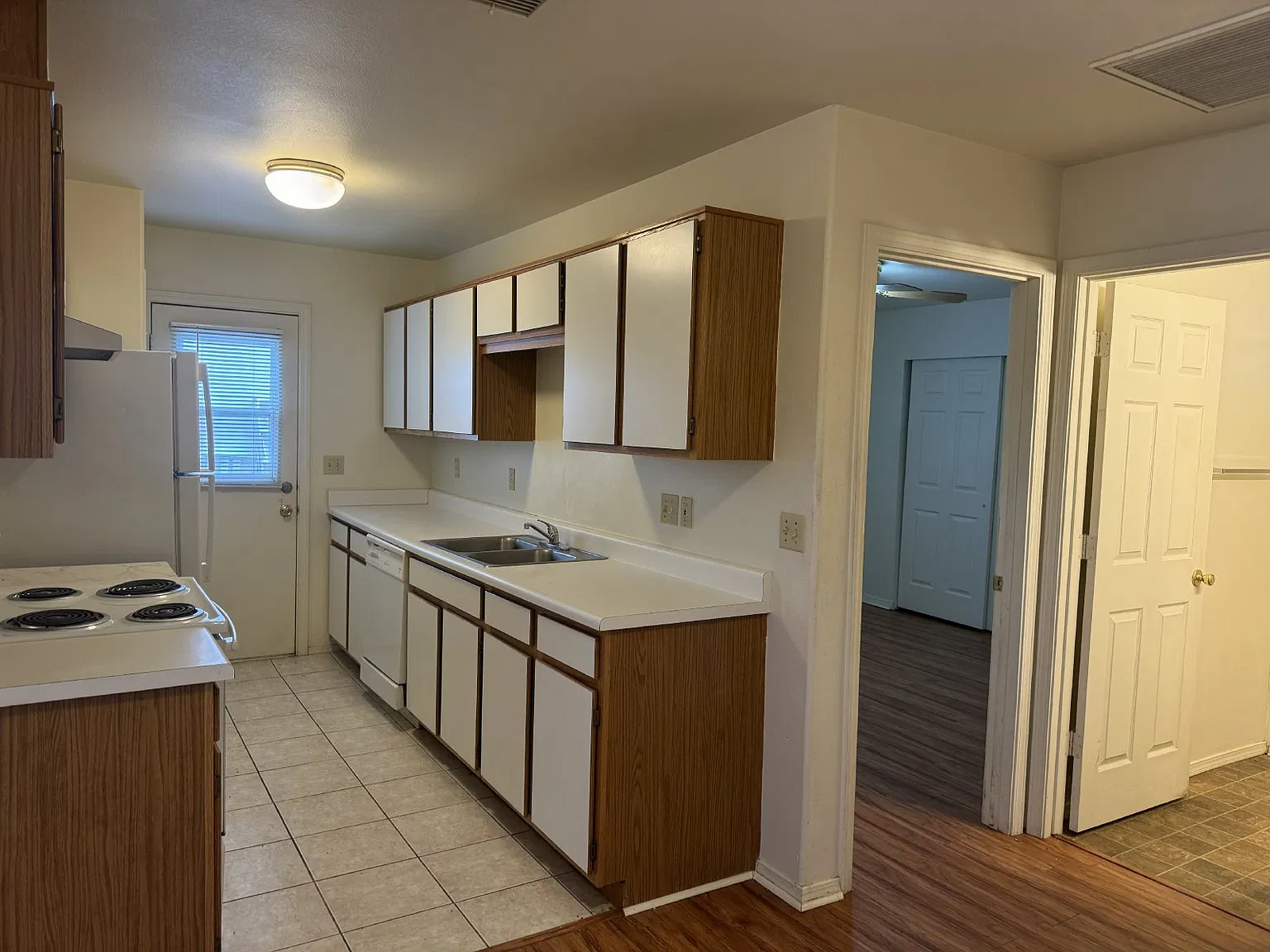 2 bed, 1.0 bath, 810 sqft, $1,400 — Photo 1