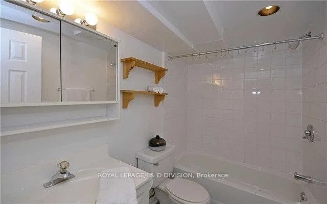 311 Chaplin Cres — Photo 15