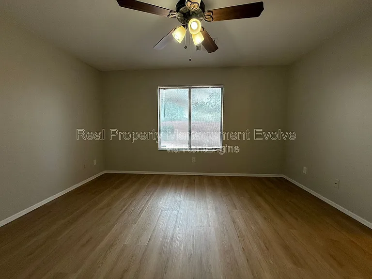 12438 W Hearn Rd — Photo 10
