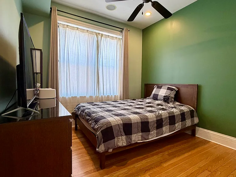 Master Bedroom (10x10)