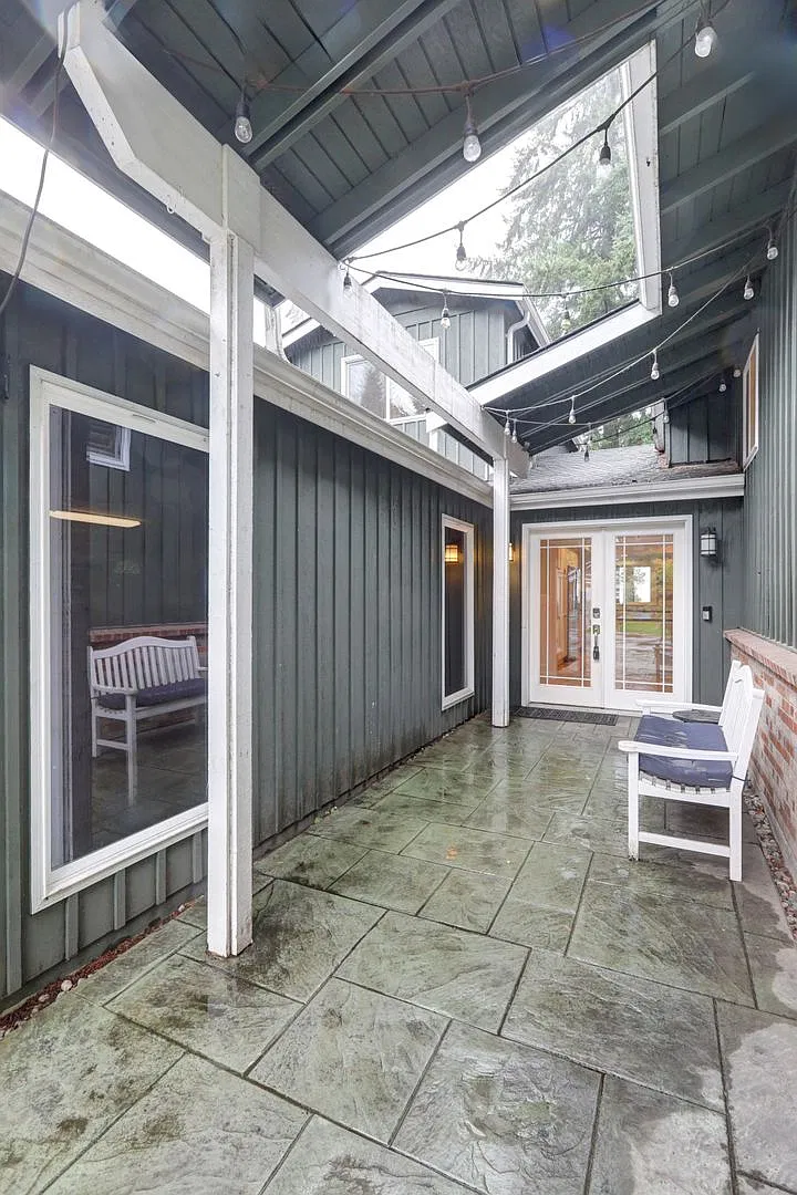 Mercer Island: 5-Bed, 4-Bath Home with Water Views, Large Yard, Updated Kitchen, Private Primary ... — Photo 3