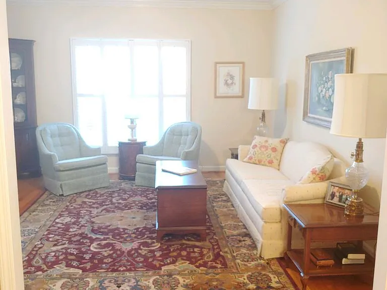 1104 Caldwell Dr — Photo 2