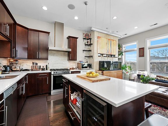 4th image of 907 N Damen Ave #4