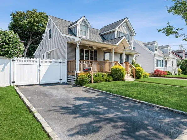 6 Arnold Street, Hicksville, NY 11801