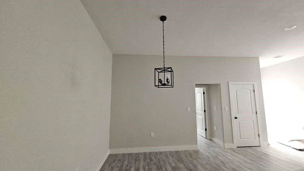 3 bed, 1.0 bath, 2545 sqft, $1,799 — Photo 4