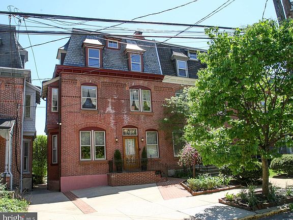 3rd image of 1414 N Van Buren St