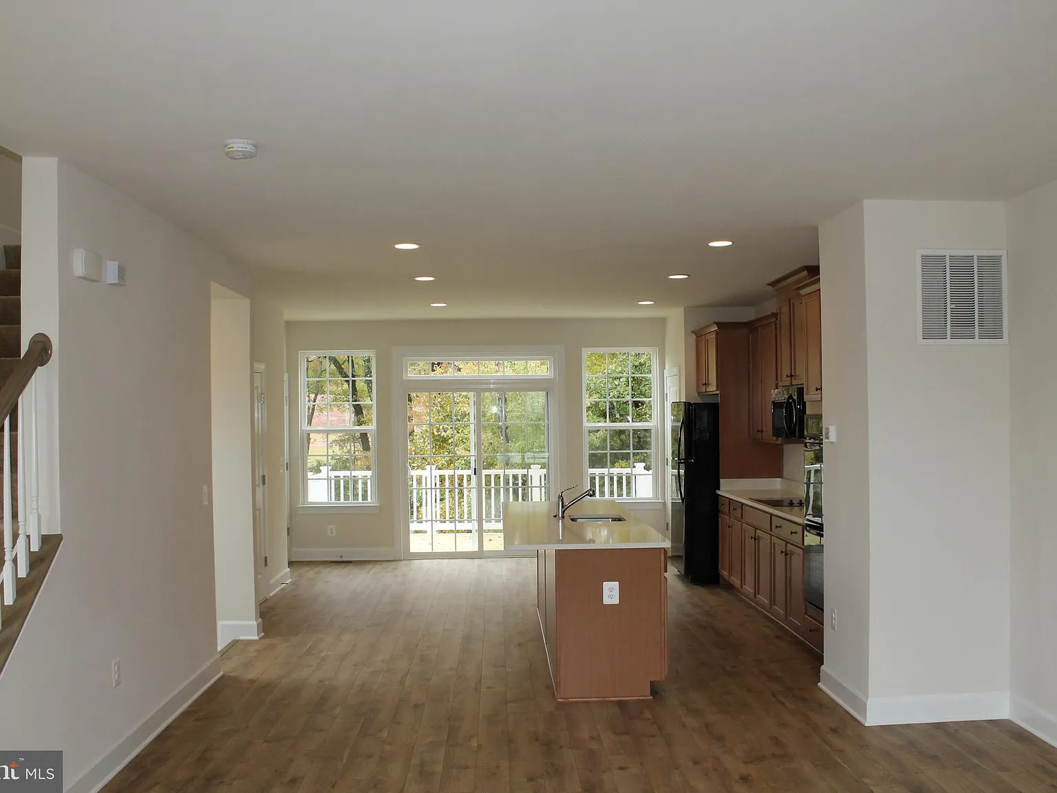 3 bed, 3.5 bath, 2334 sqft, $3,100 — Photo 4