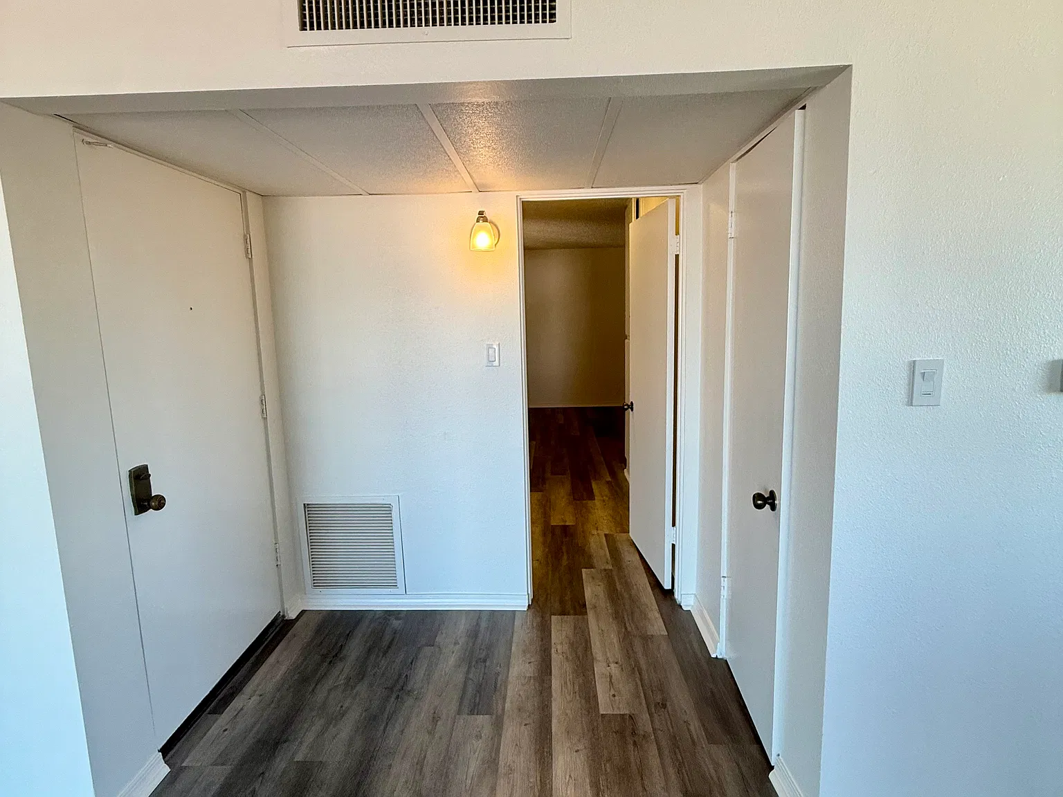 1 bed, 879 sqft, $3,700 — Photo 2