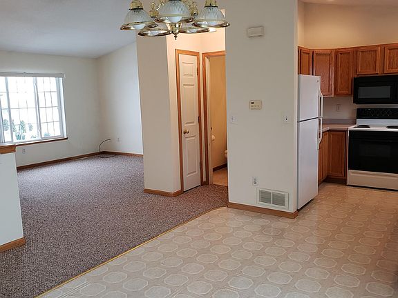 3rd image of 112 Jennifer Ln