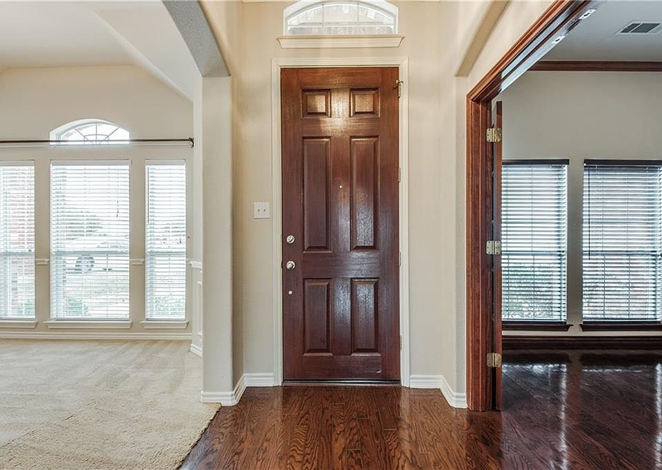 1st image of 2704 Deer Hollow Dr