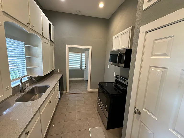 501 N Virginia St — Photo 3
