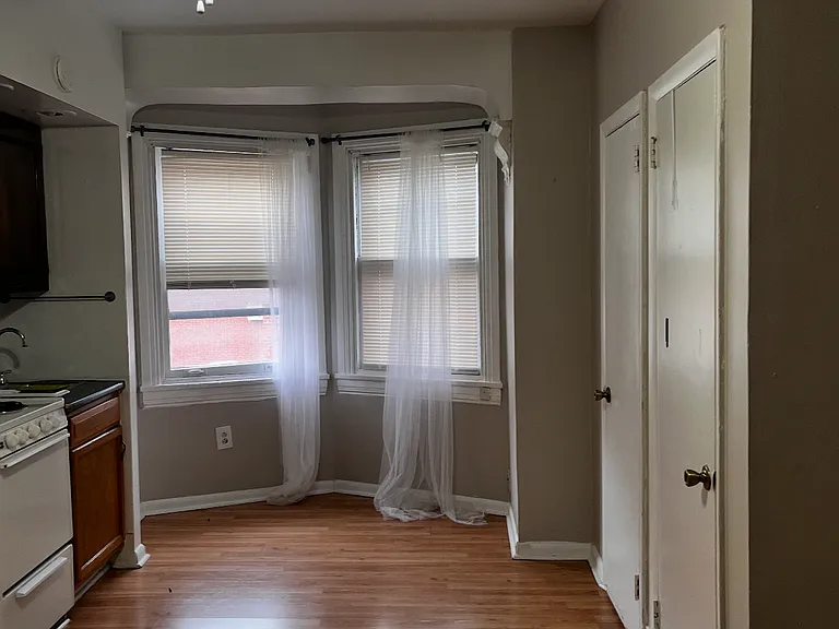 1121 Spruce St #4R — Photo 2