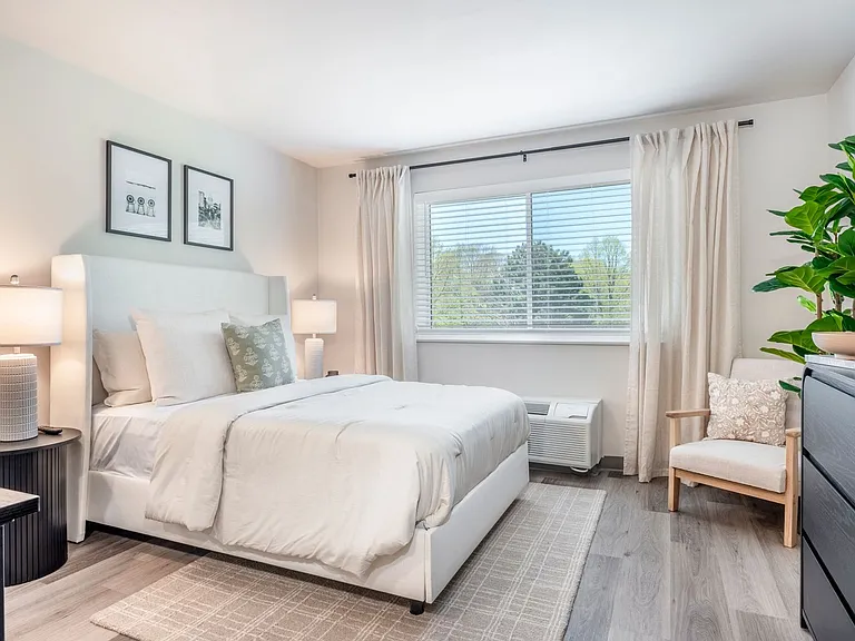 Sandburg Studios | $500 Move-In Credit + Reduced $500 Security Deposit! — Photo 10