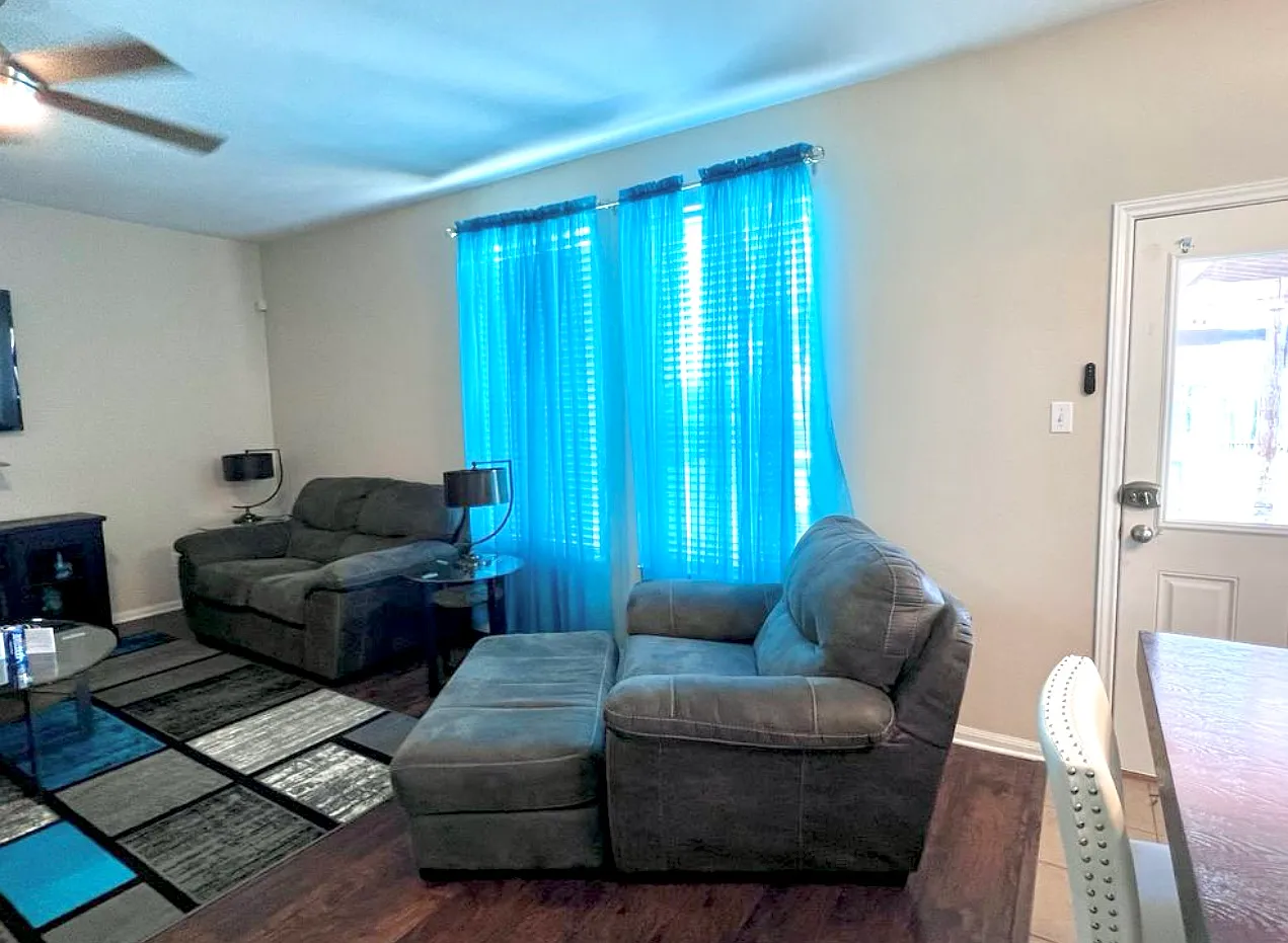 3 bed, 2222 sqft, $2,200 — Photo 4