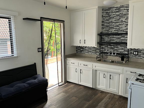 Kitchen, patio entrance and bankette