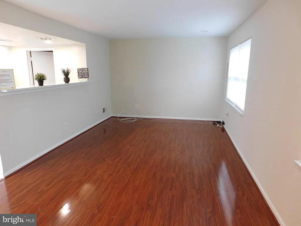 2 bed, 1.0 bath, 966 sqft, $2,025 — Photo 2