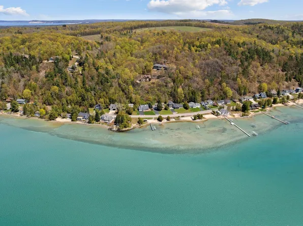 2850 White Birch Trl, Beulah, MI 49617