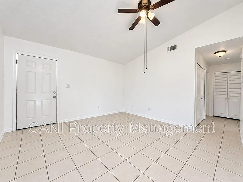 2 bed, 1.5 bath, 845 sqft, $1,400 — Photo 3