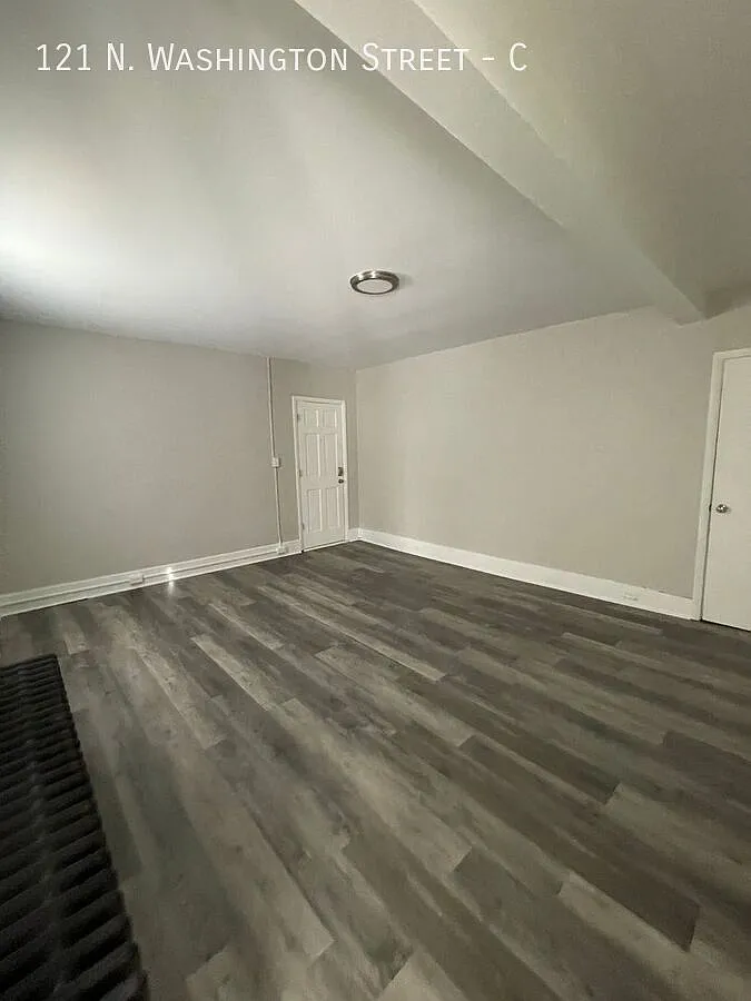 Charming 1 Bed, 1 Bath Apartment — Photo 2