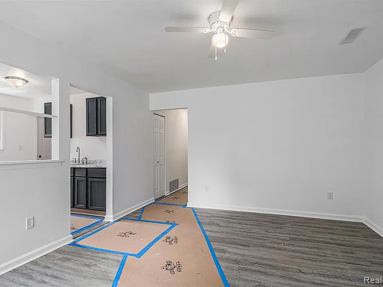 15835 Burgess St — Photo 12