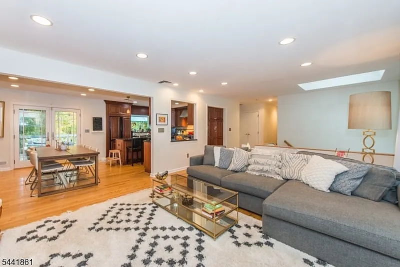 4 bed, 2.5 bath, 2276 sqft, $5,400 — Photo 3