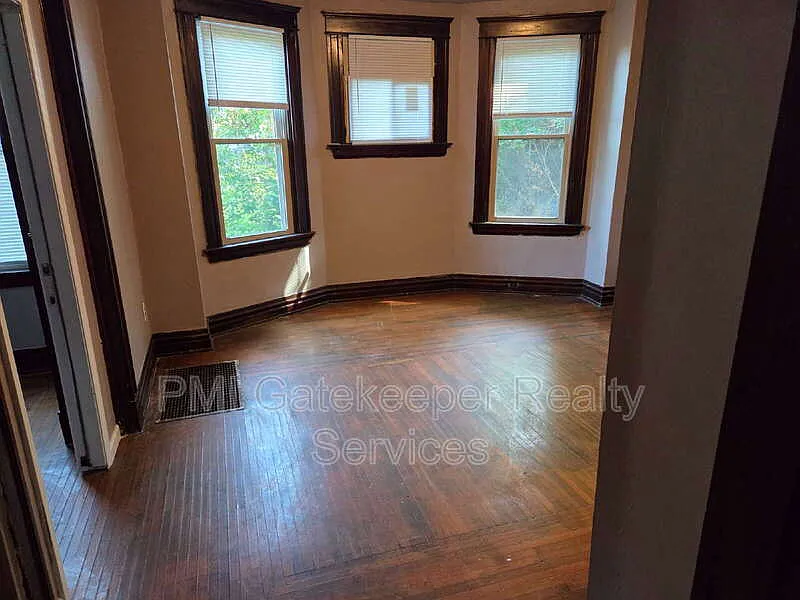 2 bed, 1.0 bath, 752 sqft, $1,300 — Photo 3