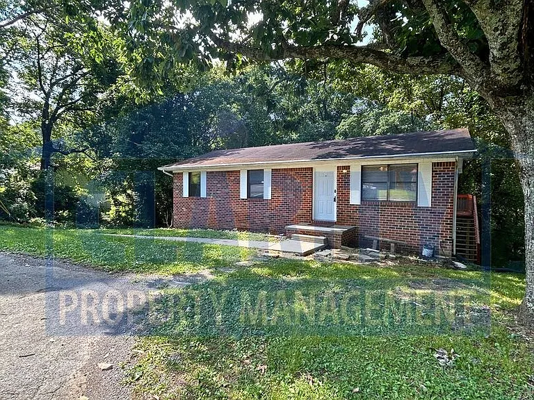 1970 Greendale Dr NE — Photo 1