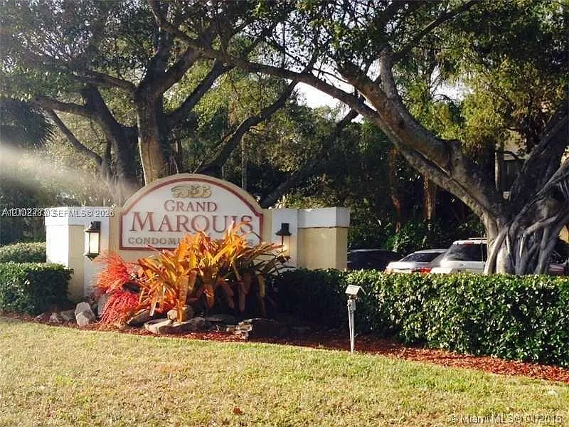 Grand Marquis Condo — Photo 2
