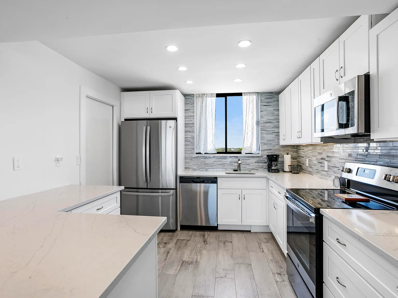 2 bed, 2.0 bath, 1270 sqft, $4,000 — Photo 4