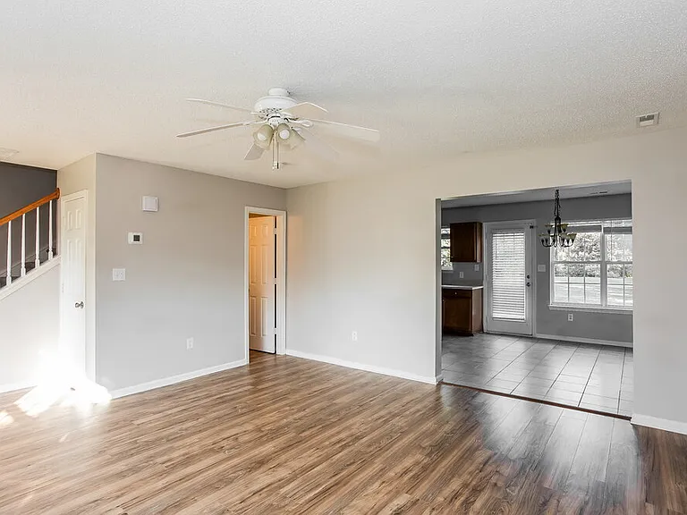 715 Almora Dr — Photo 6