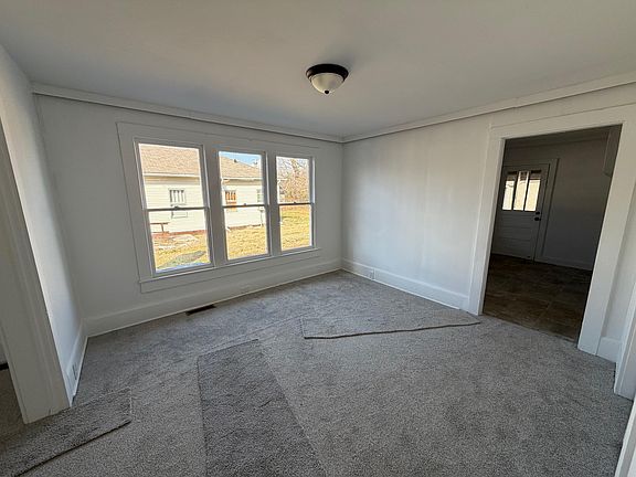 5th image of 321 Hamlin St