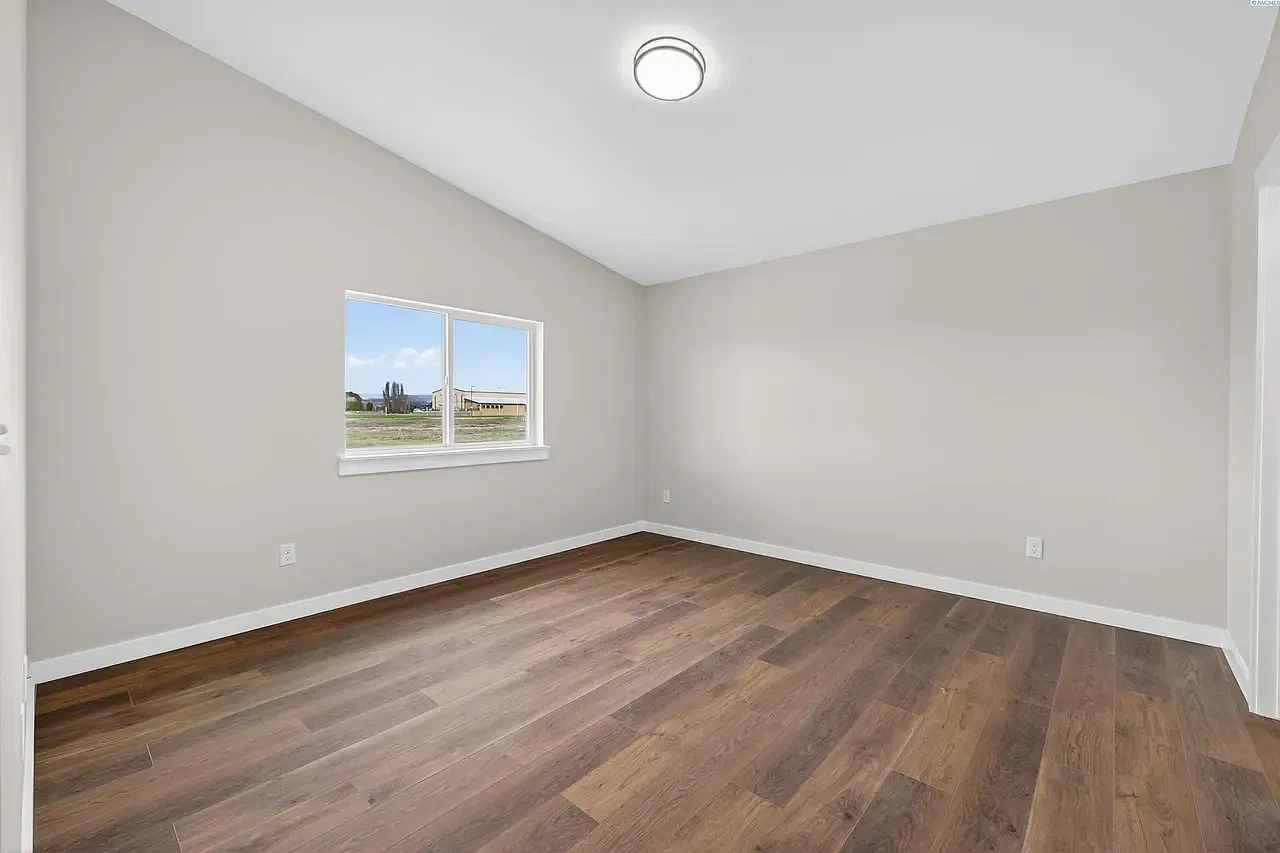 3 bed, 1255 sqft, $2,200 — Photo 3