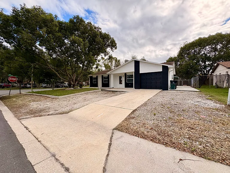 306 Seasons Ct — Photo 1