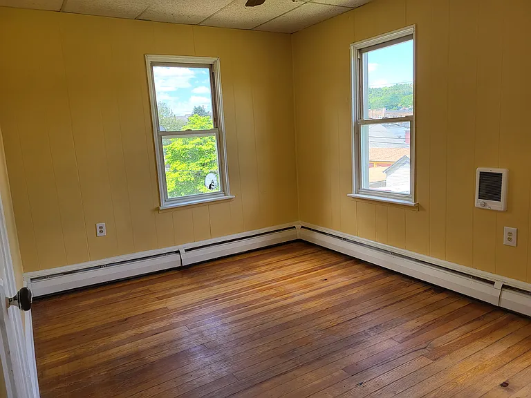 261 Lehigh Ave — Photo 4